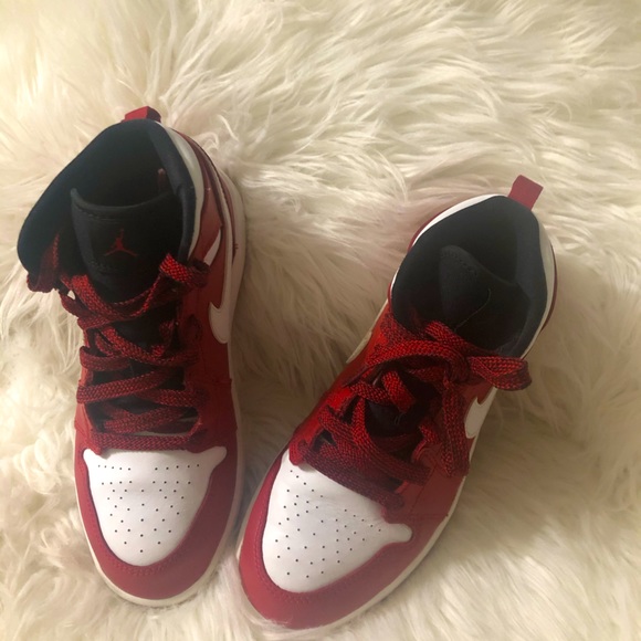 jordan aj 1 mid boys